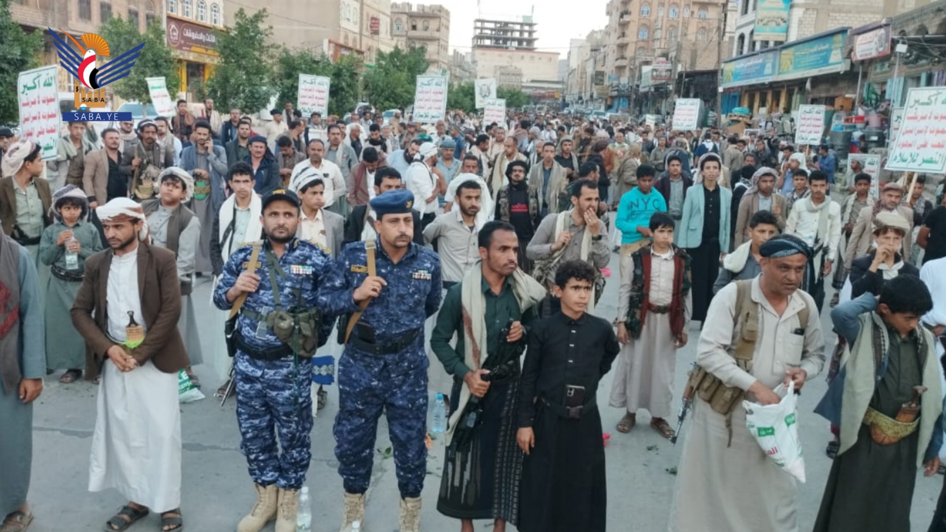الضالع .. مسيرة غاضبة في دمت تنديداً باستهداف العدو السعودي لمطار صنعاء