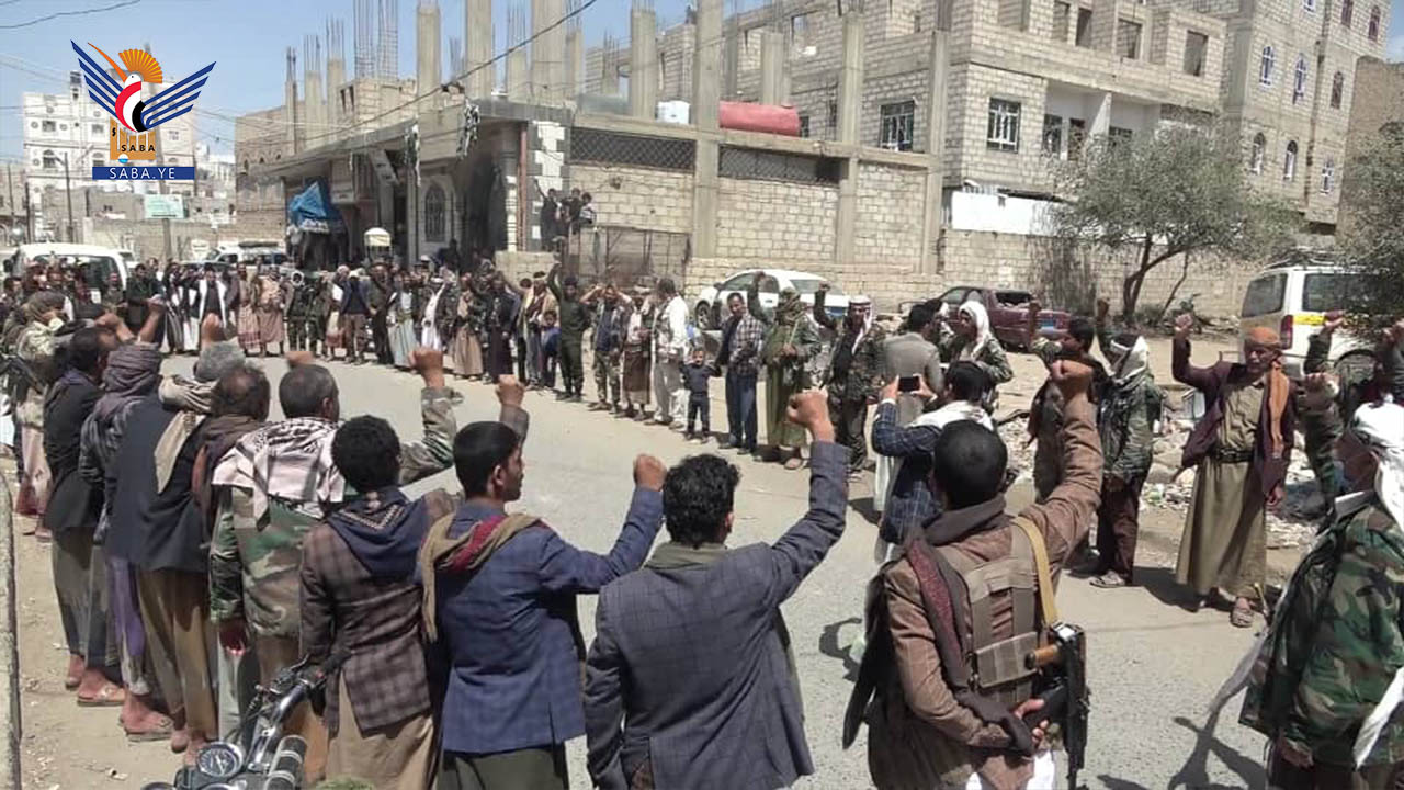 وقفة لأبناء مربع النادي بمدينة رداع بالبيضاء دعما لفلسطين والبراءة من الخونة