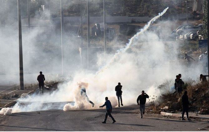 إصابات بالاختناق في صفوف الفلسطينيين خلال اقتحام قوات العدو الصهيوني بلدة بيت فجار