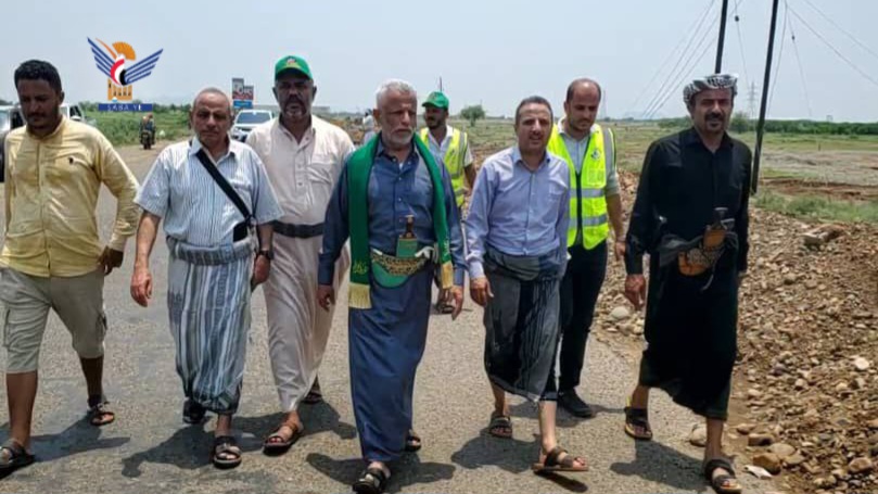 الحيفي وراجح والمؤيد يطلعون على سير أعمال الصيانة بطريق باجل- الكدن بالحديدة