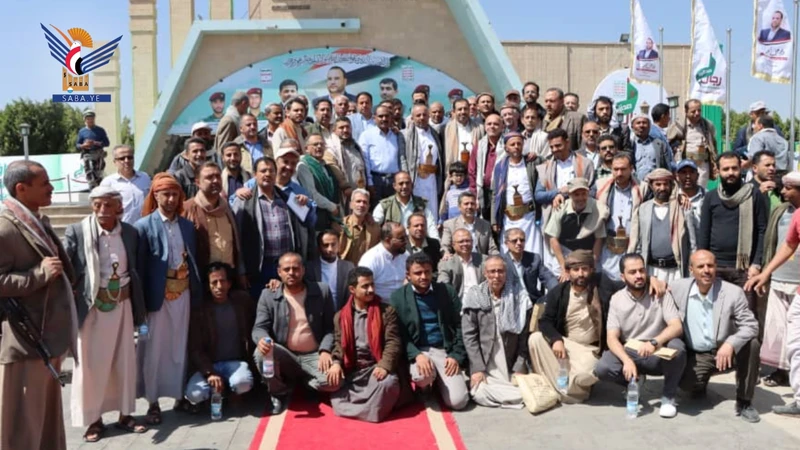 قيادة وزارة الخدمة المدنية ووحداتها تزور أضرحة الشهداء الصماد والرهوي والغماري