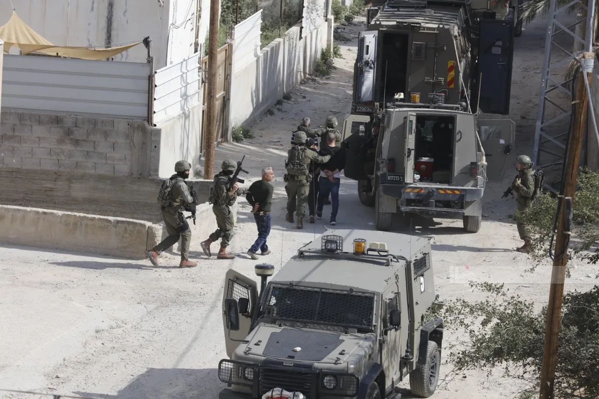 العدو الإسرائيلي يعتقل 7 فلسطينيين من القدس وجنين ويبعد آخَرَين عن "الأقصى"