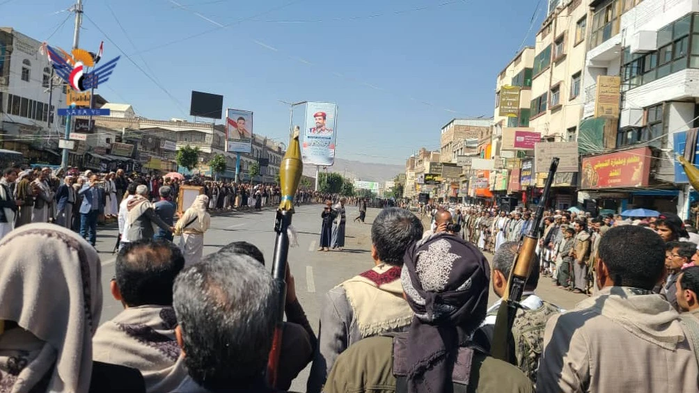 وقفة مسلحة بمديرية صنعاء القديمة لإعلان الجهوزية لمواجهة الأعداء
