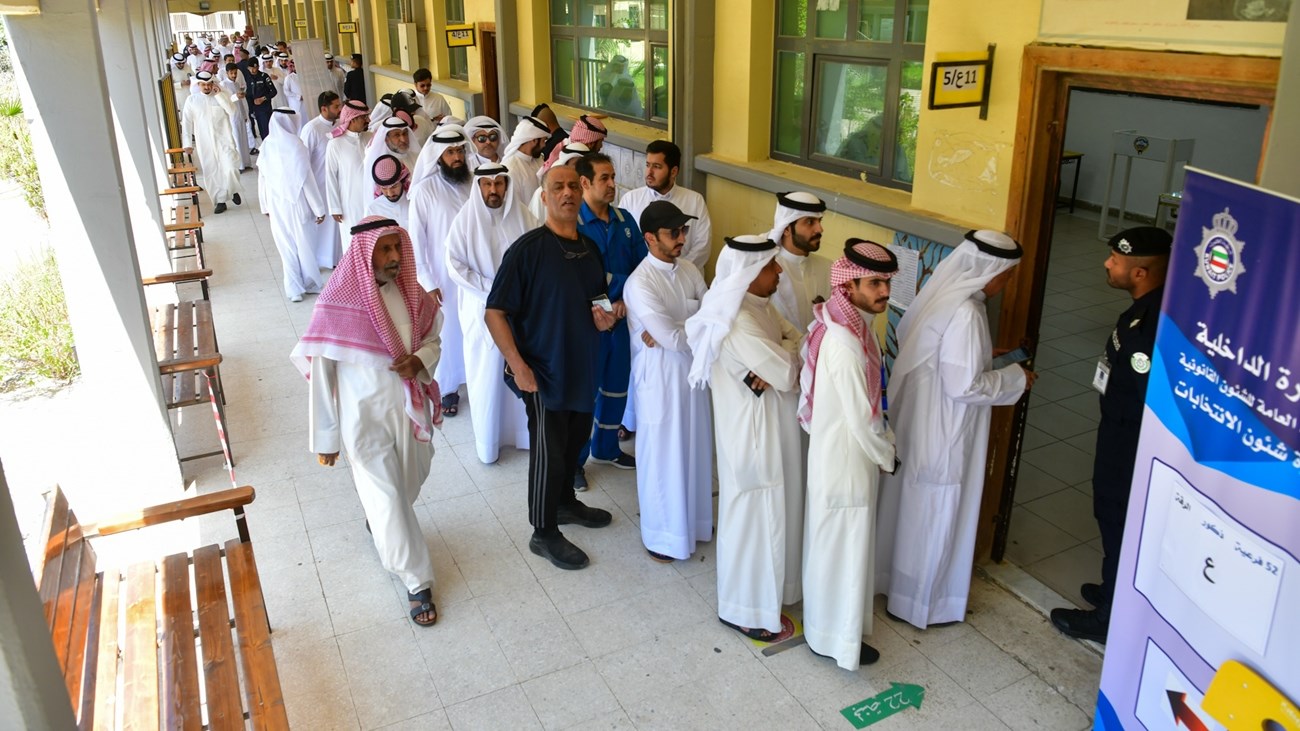 الكويتيون يبدأون التصويت لانتخاب أعضاء مجلس الأمة