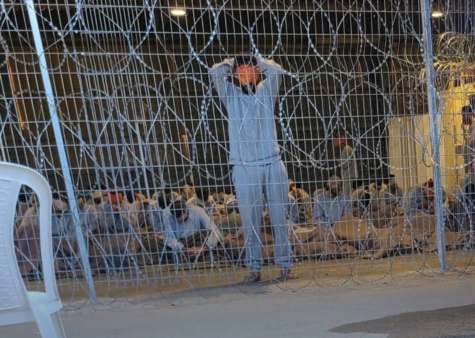 العدو الإسرائيلي ينكّل بالأسرى في سجن "جانوت" والدم يخرج من أيديهم بسبب القيود