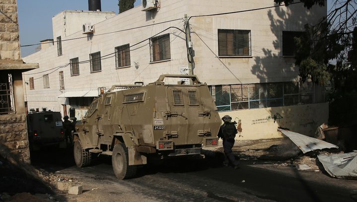 العدو الإسرائيلي يداهم الطيبة غرب جنين ويداهم منزلين ويحطم مركبة ويفرج عن معتقل