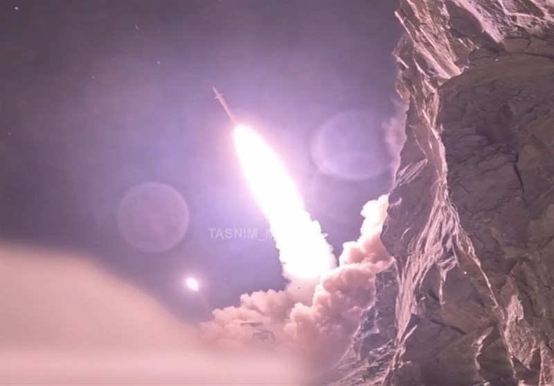 إيران تعلن استخدام صاروخ "فتاح" الفرط صوتي 