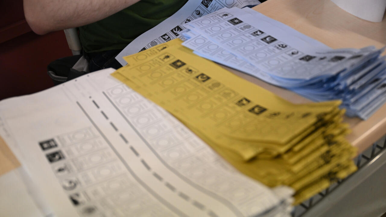 الأتراك ينتخبون رؤساء البلديات في اختبار لإردوغان