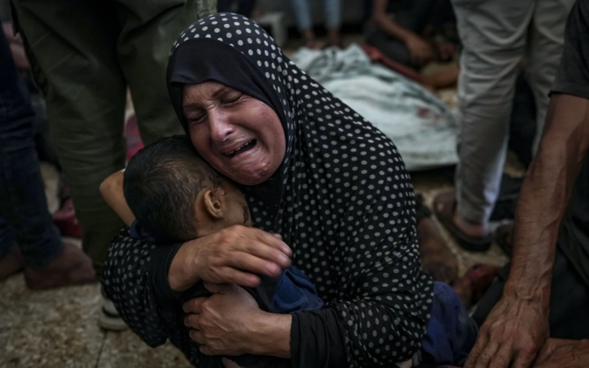 استشهاد طفلتين وسيدة جراء استهداف العدو منزلين في مخيم النصيرات ودير البلح