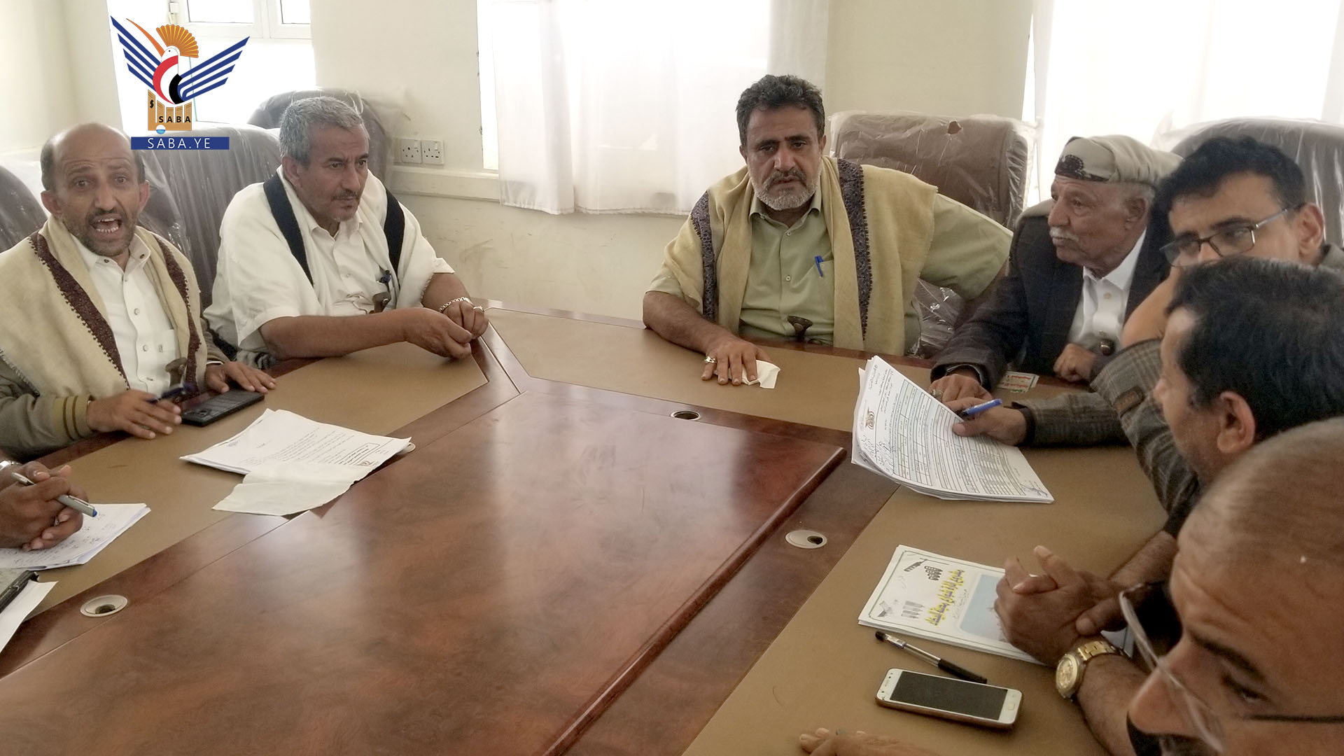 مناقشة تنفيذ مشروع الإنارة بالطاقة الشمسية لمدينتي البيضاء ورداع