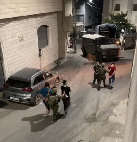 العدو الإسرائيلي يشن حملة اعتقالات واسعة في مخيم قلنديا طالت أكثر من 20 شابا فلسطينيا