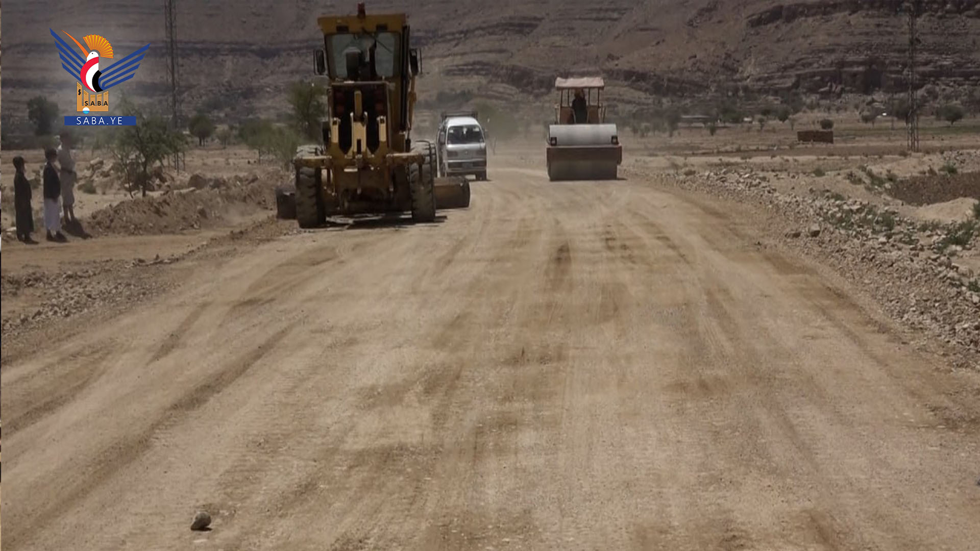 محافظ عمران يتفقد سير العمل بمشروع طريق حمدة مديرية ريدة