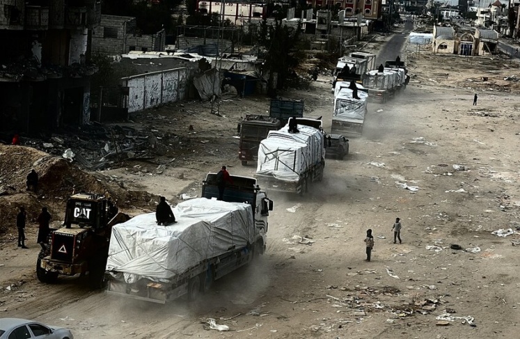   مجلة البريطانية : مراكز المساعدات في غزة تحوّلت إلى ساحات قتل