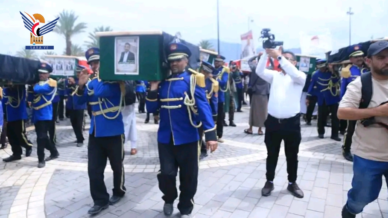 تشييع مهيب لـ 32 صحفيًا استشهدوا في العدوان الصهيوني على صحيفتي 26 سبتمبر واليمن