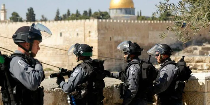 العدو الإسرائيلي يعتقل أحد حراس المسجد الأقصى