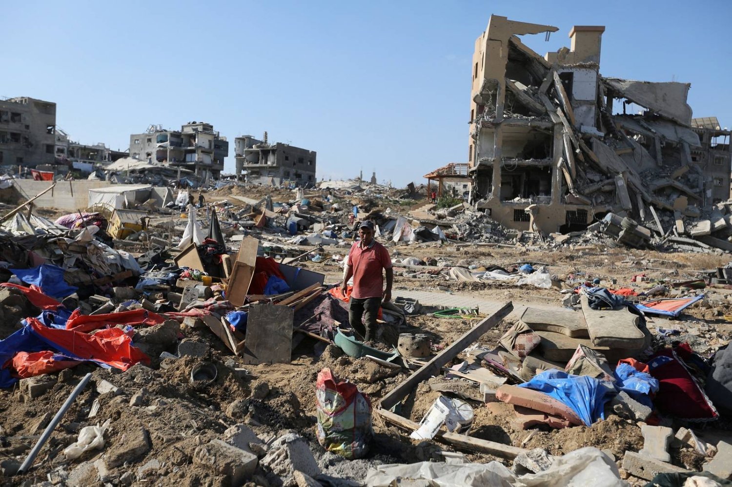  301 يوم للعدوان على غزة ..شهداء بالعشرات واستهداف متواصل لمراكز النزوح