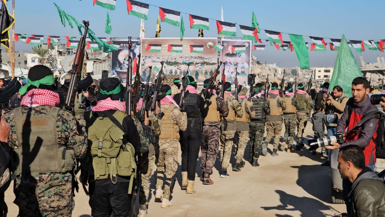 "كتائب القسام" تسلم الرهائن الإسرائيليين للصليب الأحمر