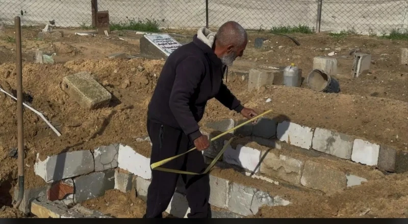 أزمة المقابر العشوائية تفاقم معاناة سكان غزة