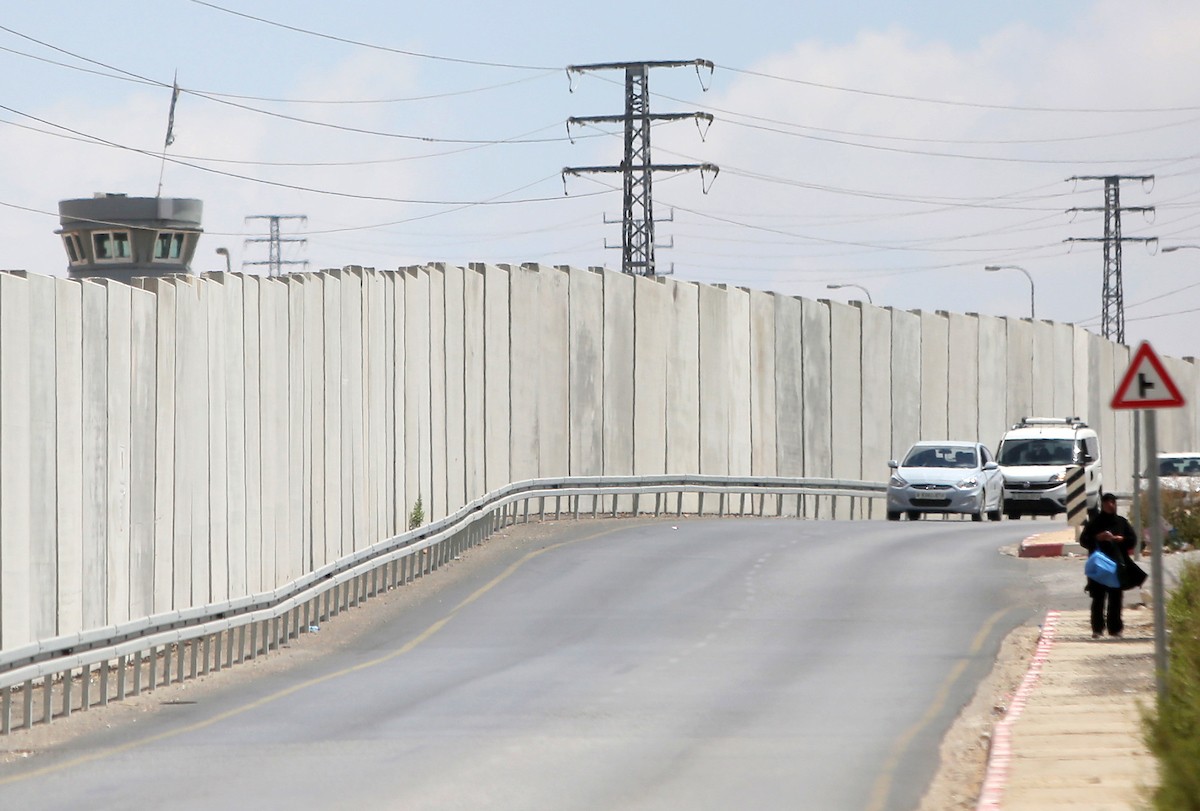 العدو الصهيوني يشق طريق استيطاني غرب وشرق رام الله 