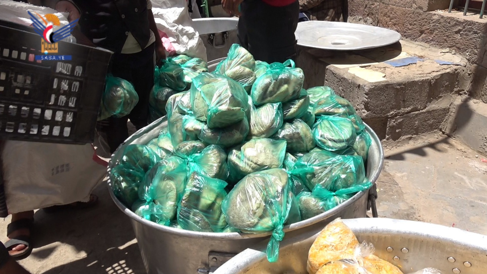 أمانة العاصمة.. توزيع 25 ألف وجبة غذائية للفقراء بمديرية الوحدة