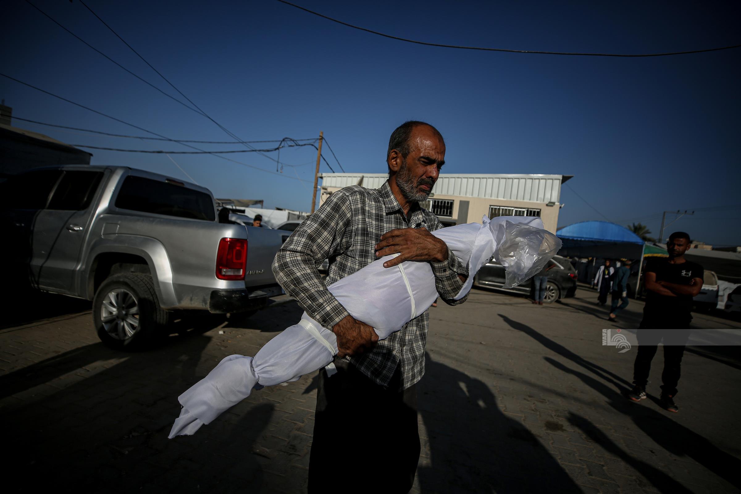 استشهاد فلسطينيين أثنين وآصابة آخر بنيران العدو الصهيوني في غزة استشهاد فلسطينيين أثنين وآصابة آخر بنيران العدو الصهيوني في غزة