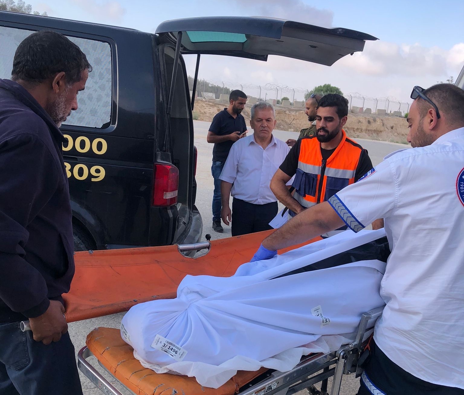 العدو الإسرائيلي يسلم جثمان الشهيد عودة الهذالين في يطا جنوب الخليل