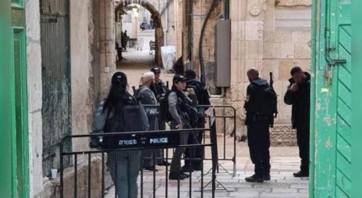 العدو الصهيوني يسلم عددا من الشبان المقدسيين قرارات إبعاد عن "الأقصى"