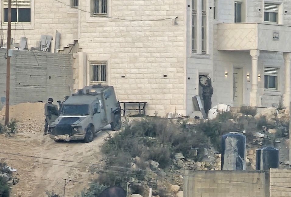  قوة صهيونية تُحاصر منزلاً جنوب جنين وسط اشتباكات مسلحة