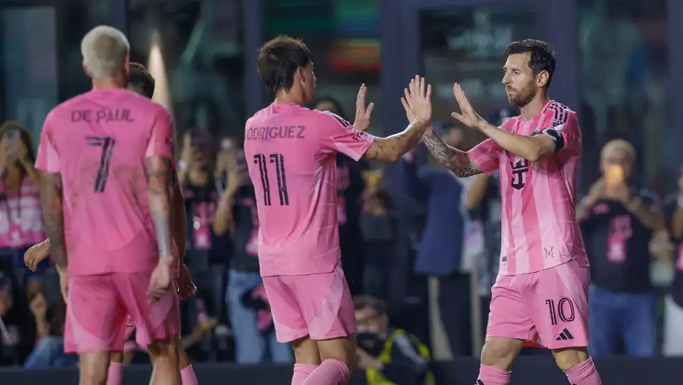 ميسي يقرب ميامي من الـ"بلاي أوف" بثنائية حاسمة في مرمى دي سي يونايتد