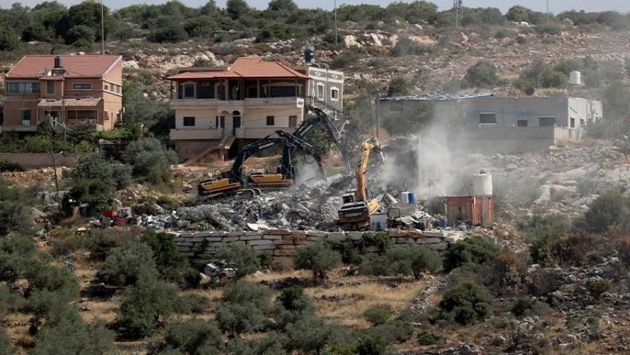 العدو الإسرائيلي يهدم منزلاً وبئر مياه في رافات غرب سلفيت