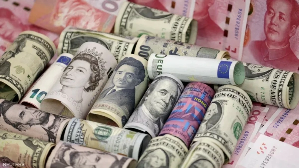 اقتراب سعر الدولار من أدنى مستوى له منذ عام 2021