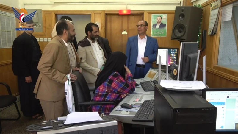 نائب وزير الإعلام يطلع على سير العمل بإذاعة صنعاء ويشيد بدورها التنويري
