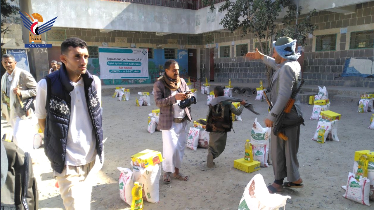 محافظ حجة يدّشن توزيع سلال غذائية لثلاثة آلاف أسرة فقيرة