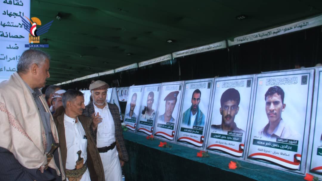 ضباط من القوات الجوية يزورون أضرحة الشهداء الصماد والرهوي والغماري