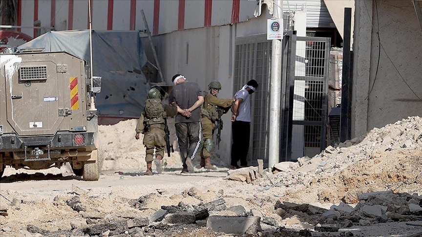 العدو الإسرائيلي يعتقل 4 فلسطينيين من نابلس وطوباس والبيرة ويعتدي على عائلة أسير بسلوان