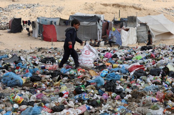 أمراض جلدية وتن​فسية تصيب أطفال غزة بسبب قرب الخيام من تلال القمامة وتسرب الصرف الصحي 