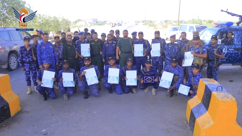 تكريم عدد من منتسبي النجدة في نقطتي كيلو 16 وباب الناقة بمحافظة الحديدة تكريم عدد من منتسبي النجدة في نقطتي كيلو 16 وباب الناقة بمحافظة الحديدة