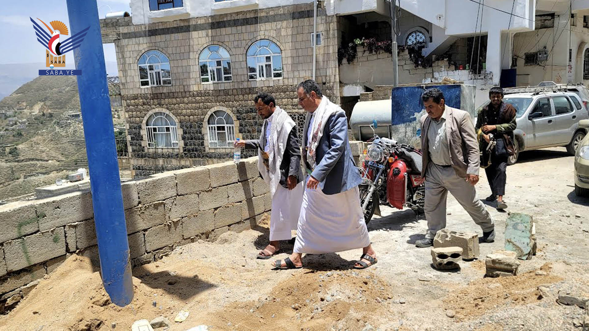 محافظ حجة يطلع على تنفيذ مشاريع الأعمال الطارئة لتلافي أضرار السيول