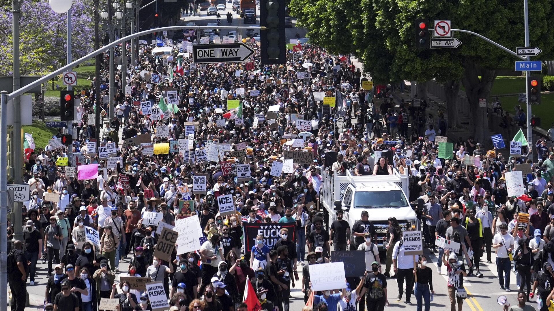 مصور بريطاني يصاب برصاصة في ساقه أطلقتها الشرطة خلال احتجاج في لوس أنجلوس