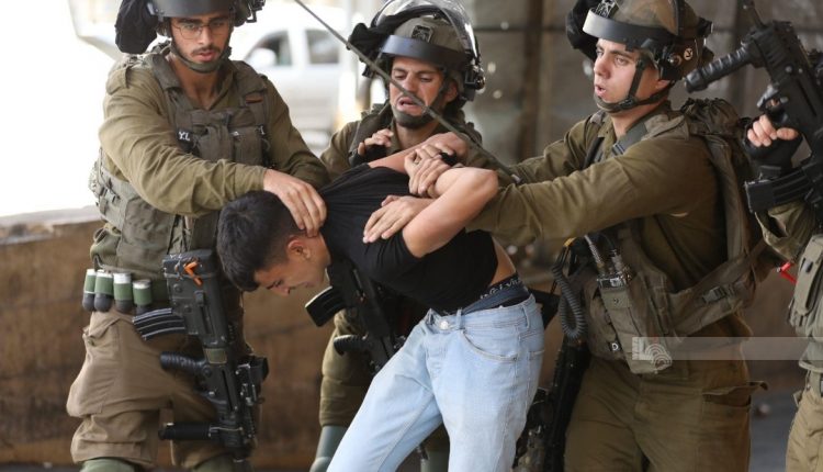 العدو الإسرائيلي يحتجز 22  فلسطينيا ويعتقل شقيقين بالمغير