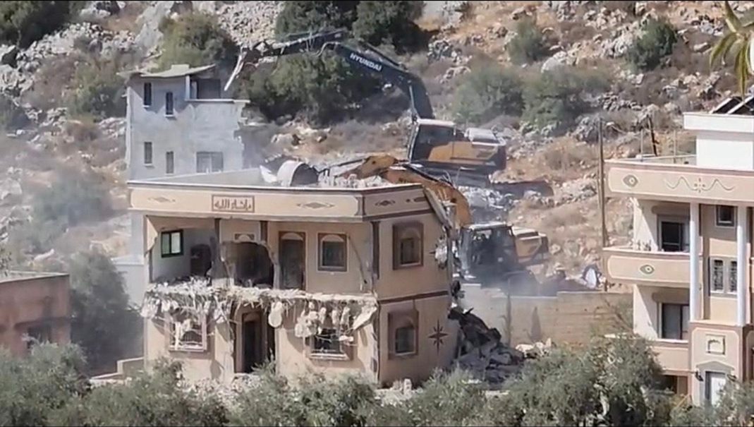 العدو الإسرائيلي يهدم منزلا في قرية المغير شمال شرق رام الله  