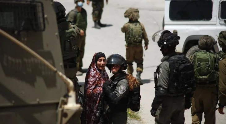 العدو الإسرائيلي يعتقل فلسطينية شرق طولكرم ويركّب بوابتين حديديتين على مدخل مركة وشارع جنين- نابلس