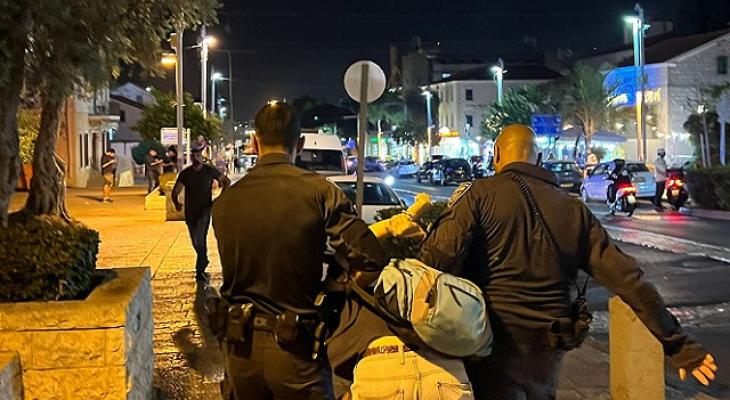 العدو الصهيوني يعتقل عشرة فلسطيينين ويعتدي على آخرين في مدينة حيفا 