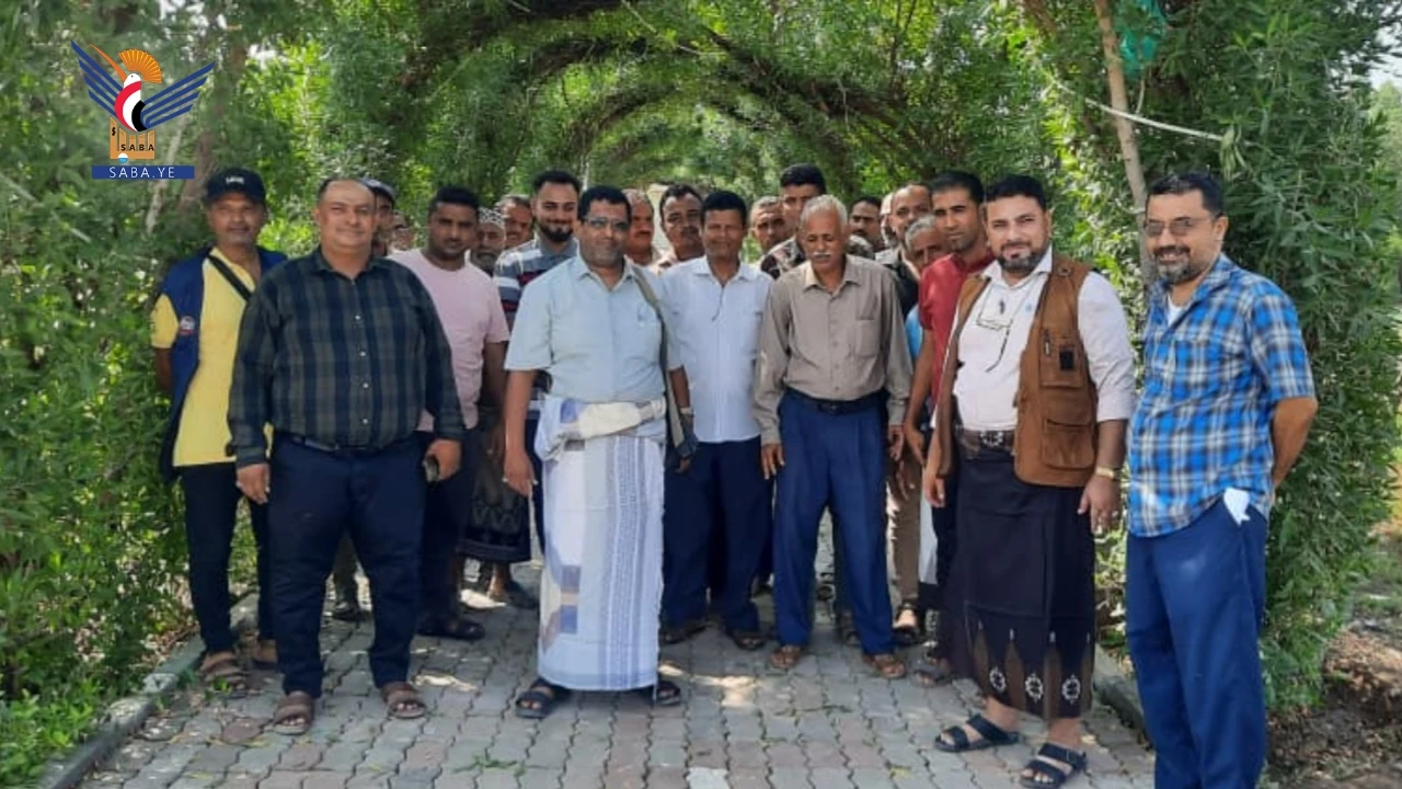 الحديدة.. قيادة وموظفو مؤسسة المياه يزورون روضة الشهداء