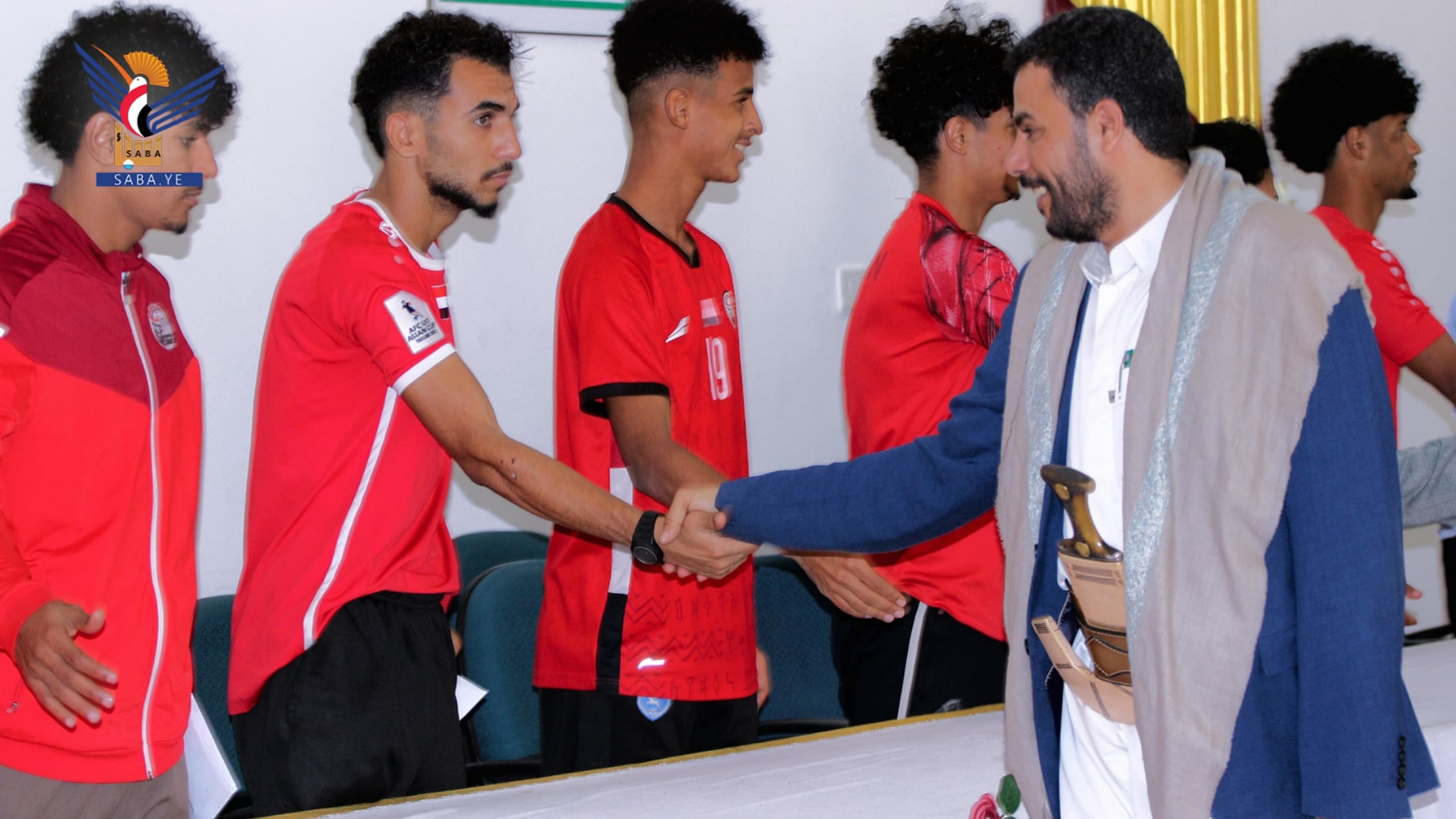نائب وزير الشباب يلتقي بعثة منتخب الشباب لكرة القدم ويُكّرم لاعبيه وجهازيه الفني والإداري