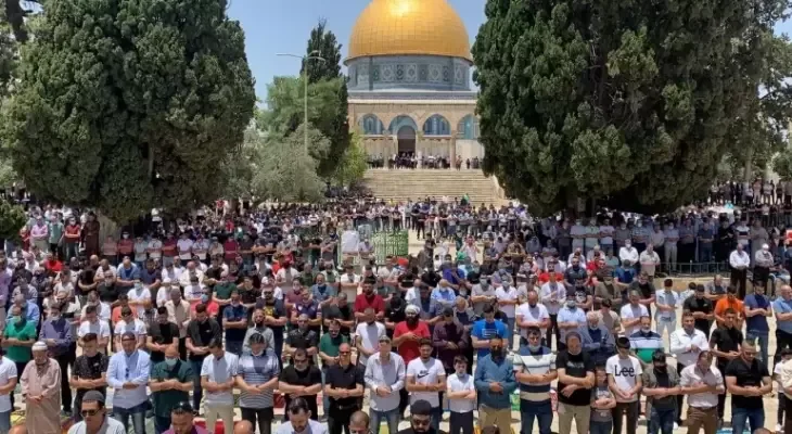 عشرات الآلاف يؤدون صلاة الجمعة في الأقصى