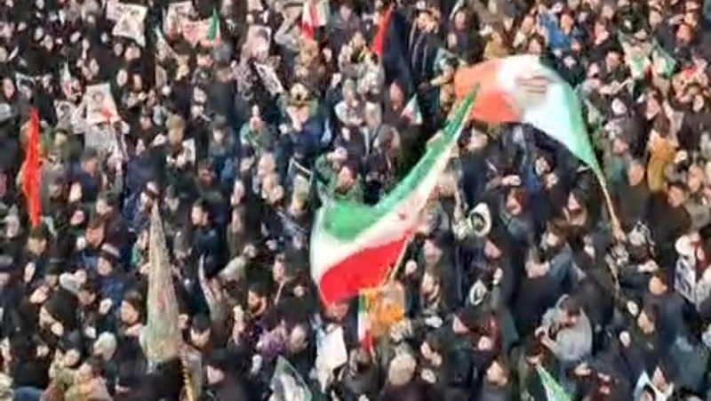 مظاهرات حاشدة في إيران بعد استشهاد قائد الثورة وتأييداً للقوات المسلحة