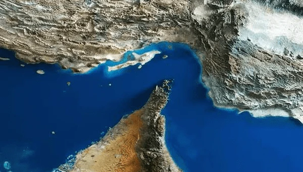 مصادر إيرانية: انفجارات في جزيرة قشم جرّاء التصدي لأهداف معادية في مضيق هرمز