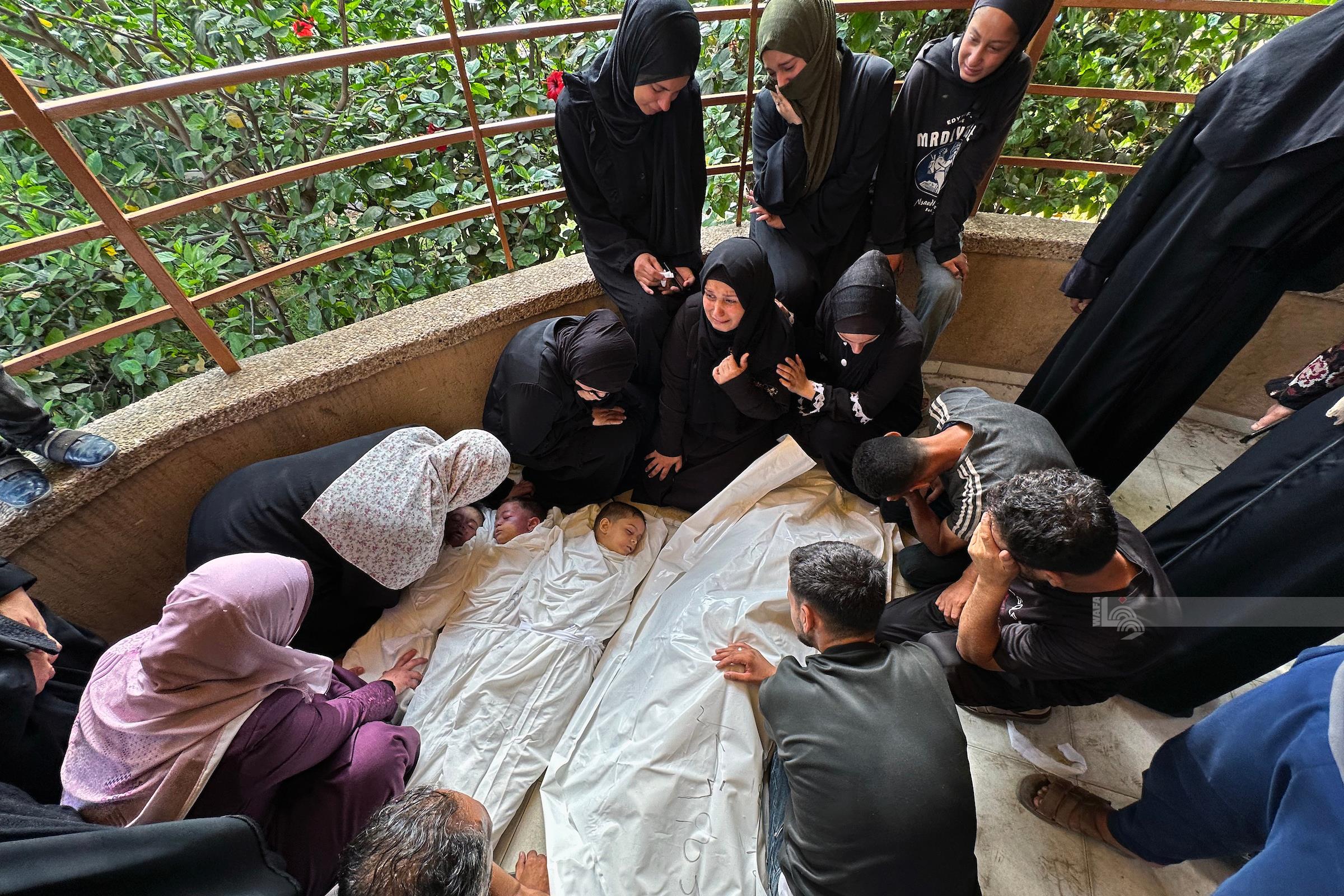 استشهاد 4 فلسطينيين بغارات صهيونية استهدفت خيام النازحين في غزة