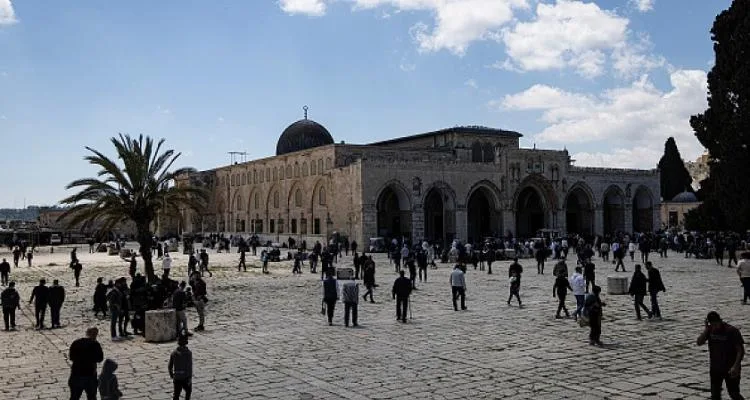 العدو الإسرائيلي يصعد من قرارات إبعاد الفلسطينيين عن المسجد الأقصى